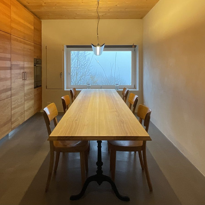 Langer Beizentisch im Berner Jura