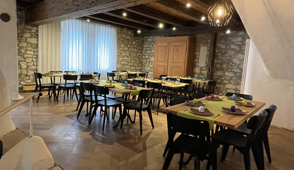 Beizentische für einen Eventraum