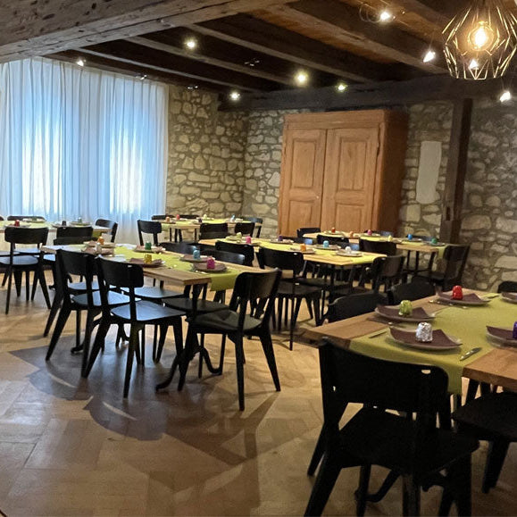 Beizentische für einen Eventraum