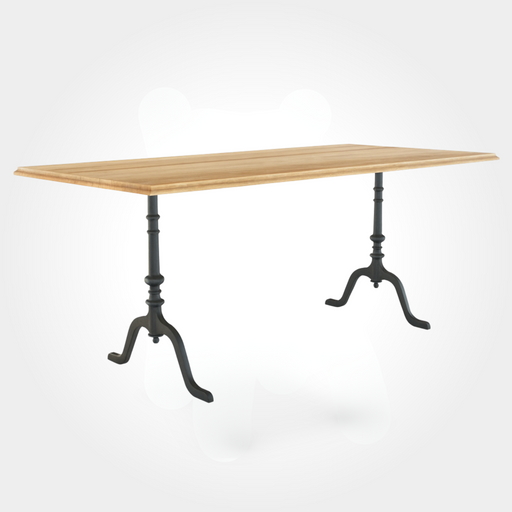 Rechteckiger Restauranttisch mit edler Kernesche-Tischplatte. Zwei elegante Gussfüße aus Eisen, jeweils vierbeinig, bieten hohe Stabilität – ideal als Beizentisch nach Mass, Bartisch oder für die Gastronomie.