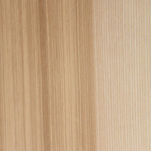 Massive Tischplatte aus Kernesche mit markanten Hell-Dunkel-Streifen und feiner Maserung. Die Oberfläche wirkt lebendig und elegant, ideal für Beizentische und Restaurantische.