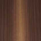 Holzoberfläche aus amerikanischem Nussbaum mit warmem Braunton und feiner Maserung. Ideal für hochwertige Beizentische, Bistrotische oder Bartische, die Eleganz und Stabilität verbinden.