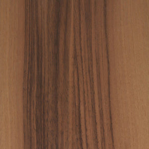 Elegante Tischplatte aus europäischem Nussbaum mit tiefbrauner Färbung und markanter Maserung. Die warme Holzstruktur macht sie ideal für Beizentische, Bartische und Bistrotische.
